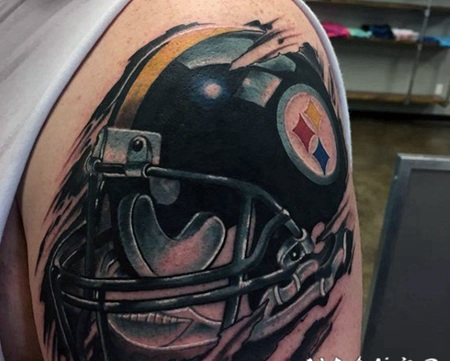 new school大臂彩色美国橄榄球运动员头盔纹身图案