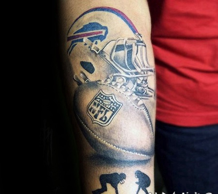 手臂彩色的美国游戏头盔与橄榄球纹身图案