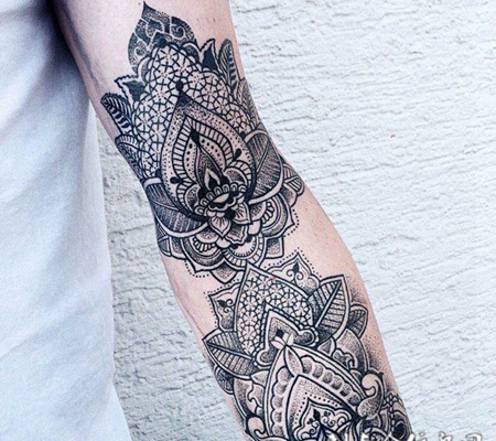 精致的黑灰色花卉纹身图案