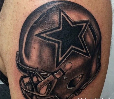手臂黑灰风格的美式橄榄球头盔纹身图案
