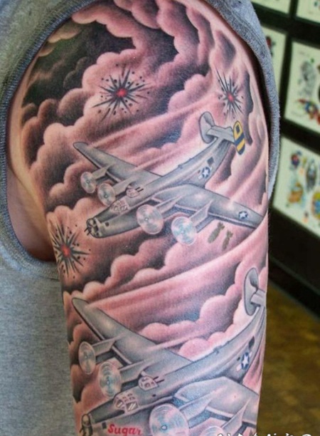 手臂彩色的大型美国轰炸机纹身图案