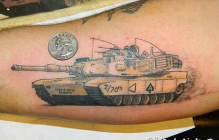 手臂插画风格的彩色现代美国坦克纹身图案