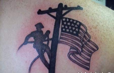 背部电桩和工人剪影与美国国旗纹身图案