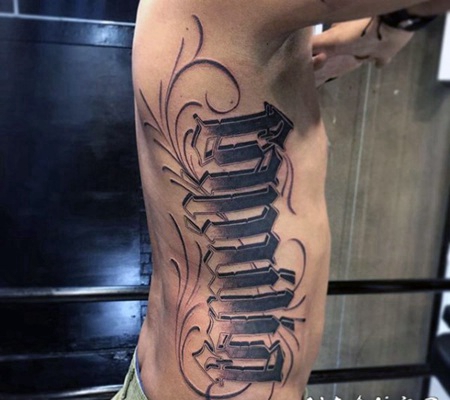 简单的黑色英文字母大面积侧肋纹身图案