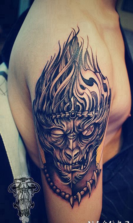 不疯魔不成佛，手臂诡异风格斗战胜佛纹身