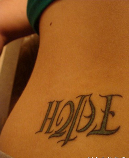 腹部彩色英文花体字母纹身图案