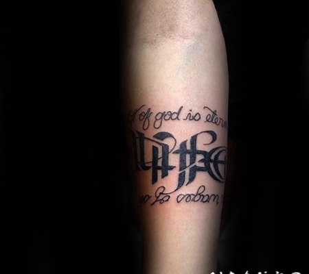 小臂黑色花体字母英文纹身图案