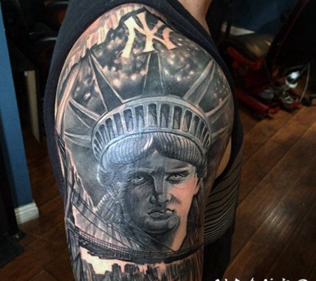 灰色的自由女神像结合美国建筑纹身图案