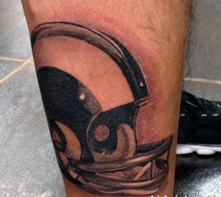 写实风格彩色的美式橄榄球头盔纹身图案