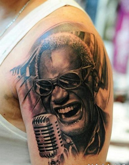 手臂写实的黑色著名美国歌手肖像与钢琴键纹身图案