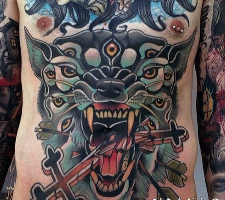 腹部彩色的恶魔狼和断裂十字架纹身图案