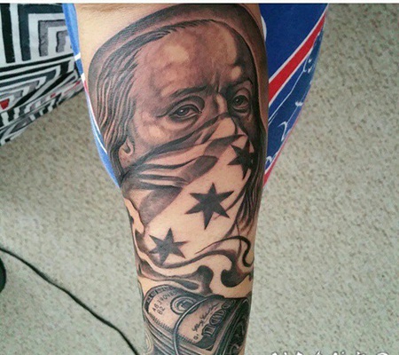 手臂黑色美国男性肖像与美元纹身图案