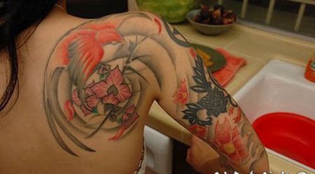 女生背部惊人的鸟为主题艺术纹身图案
