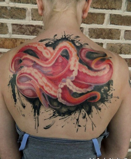 背部伟大的红色章鱼泼墨纹身图案