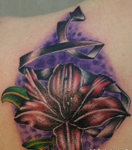 惊人的彩色百合花纹身图案