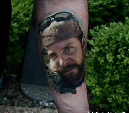 手臂彩色逼真的美国狙击手肖像纹身图案
