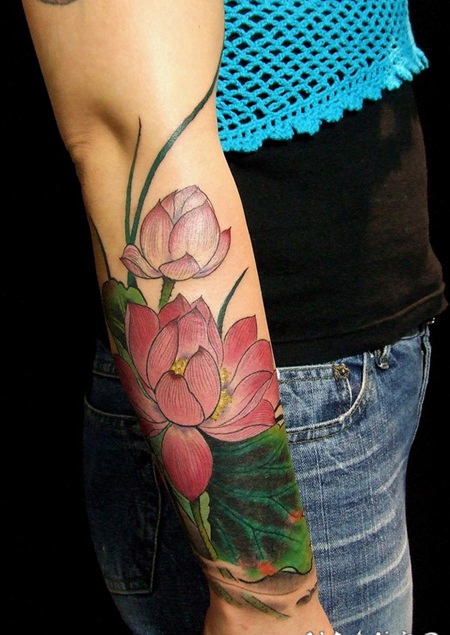 手臂惊人的粉色荷花纹身图案