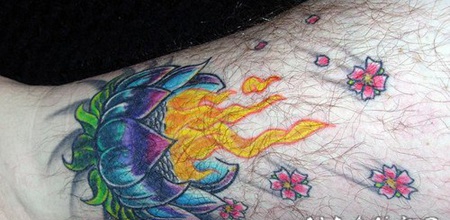 惊人的神圣蓝色莲花和火焰脚踝纹身图案