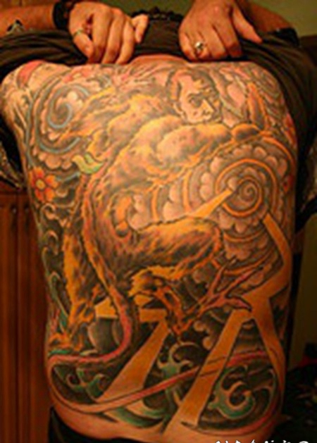 惊人的怪兽个性满背纹身图案