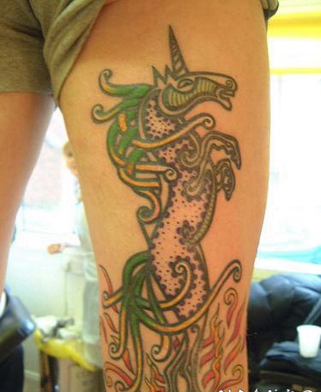 大腿惊人的马纹身图案