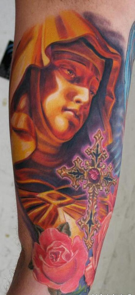 手臂惊人的金色圣母与十字架玫瑰纹身图案