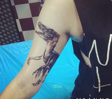 手臂神奇的恐龙纹身图案