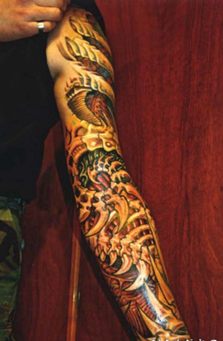 手臂惊人的生物力学机械彩色纹身图案