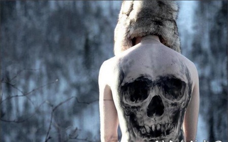 女生背部惊人的幽灵骷髅纹身图案