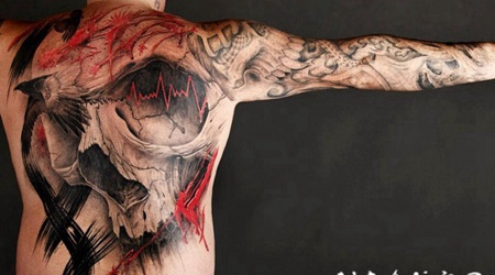 背部惊人的骷髅和心电图纹身图案