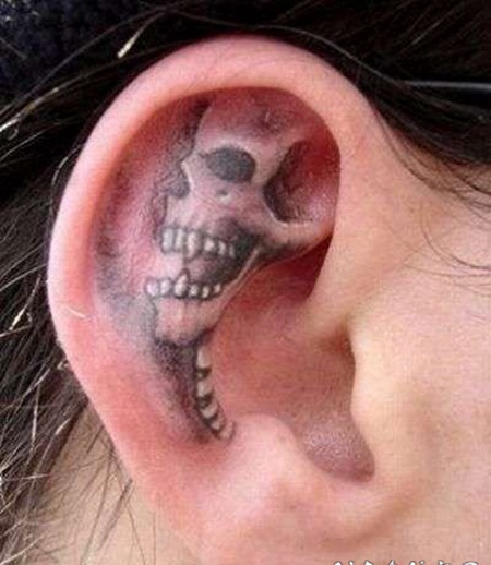 耳朵内惊人的骷髅纹身图案