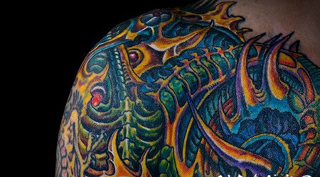 惊人的彩色生物力学肩部纹身图案