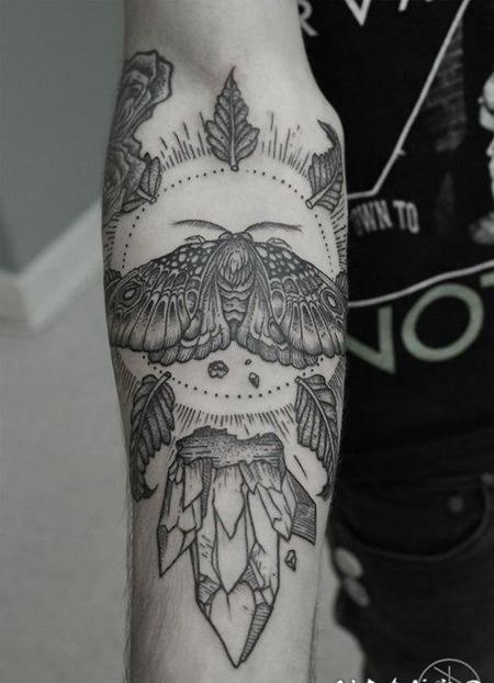 手臂惊人的黑灰点刺飞蛾纹身图案