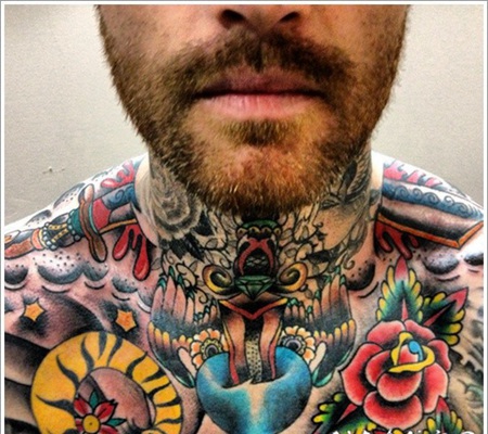 男性颈部彩绘匕首刺破皮肤纹身图案