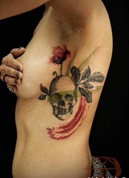 侧肋点刺骷髅和玫瑰纹身图案