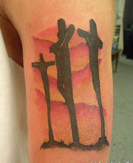 手臂十字架宗教风格彩色纹身图案