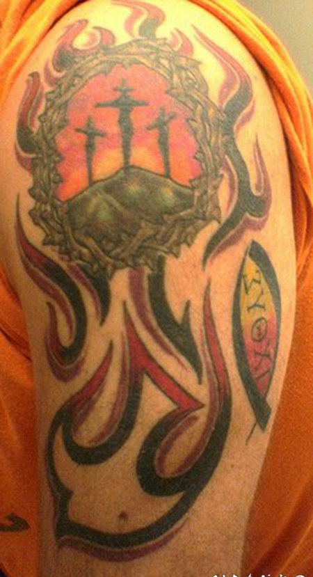 手臂彩色的鸽子轮廓和十字架纹身图案