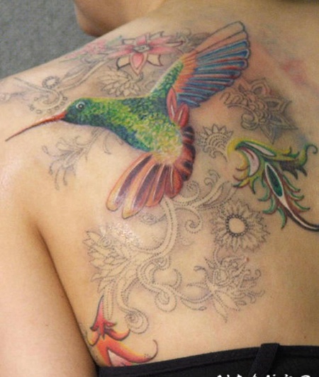 背部惊人的蜂鸟与花朵艺术纹身图案