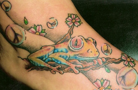 脚背惊人的青蛙和樱花树彩色纹身图案
