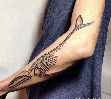 小臂惊人的黑色鲸鱼骨架纹身图案