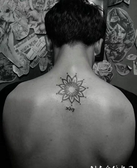 男子后背太阳花图腾纹身图案