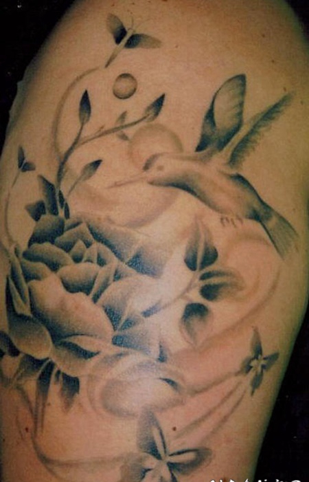 惊人的黑色蜂鸟和花朵纹身图案