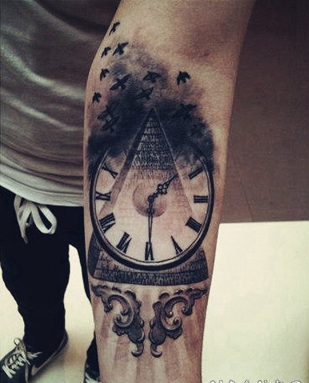 手臂金字塔和和时钟小鸟纹身图案