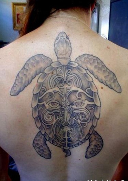 背部惊人的黑灰毛利风格乌龟纹身图案
