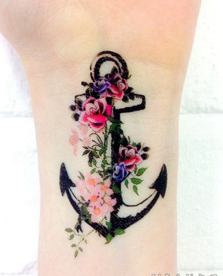 女生手腕黑色船锚与彩色花卉纹身图案
