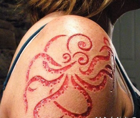 女生大臂割肉章鱼纹身图案