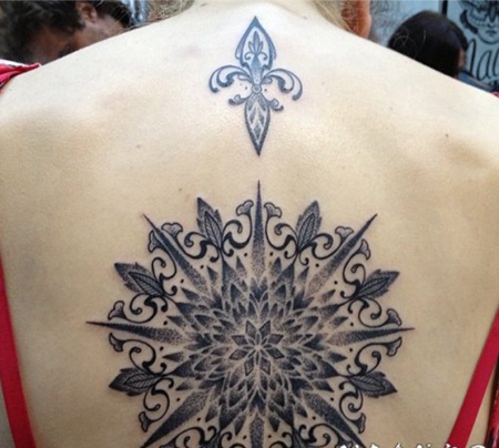 背部惊人的黑色百合花纹章和梵花纹身图案