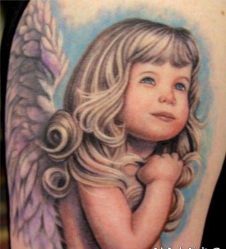 可爱的丰富多彩金发女孩天使纹身图案