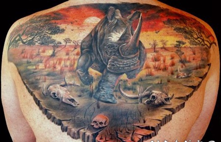 背部惊人的彩色犀牛和风景纹身图案