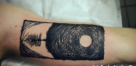 惊人的黑色树纹身图案