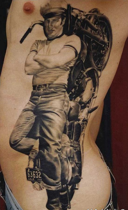 侧肋惊人的摩托车和人像纹身图案